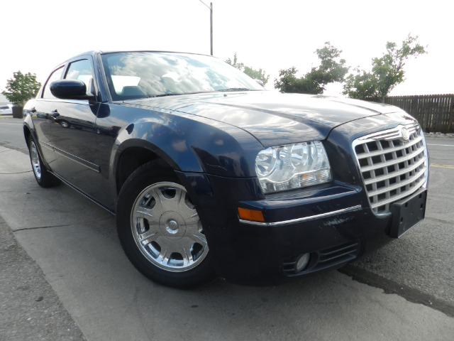 2005 Chrysler 300 SLT 25