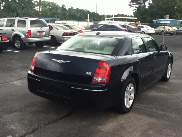 2005 Chrysler 300 SLT 25