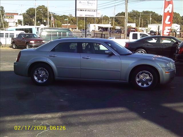 2005 Chrysler 300 SLT 25