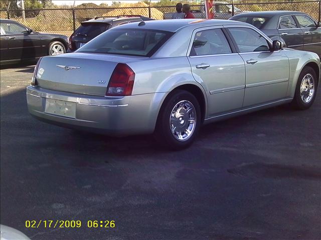 2005 Chrysler 300 SLT 25