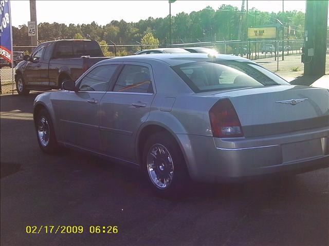 2005 Chrysler 300 SLT 25