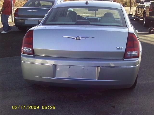 2005 Chrysler 300 SLT 25