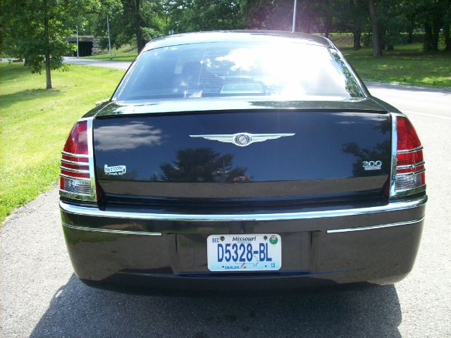 2005 Chrysler 300 SLT 25