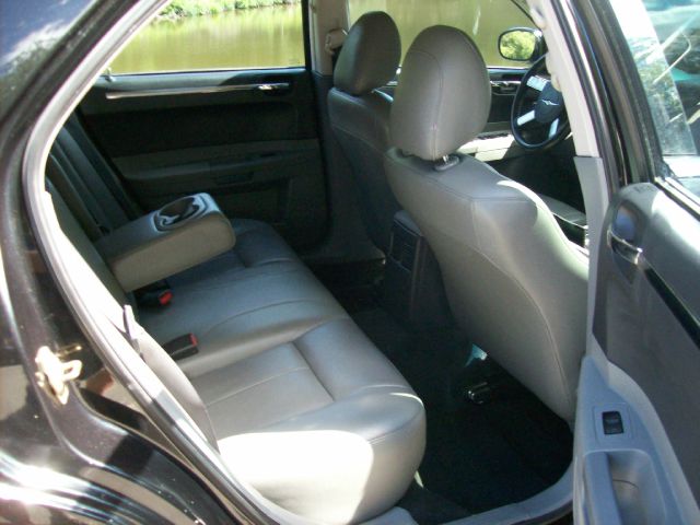 2005 Chrysler 300 SLT 25