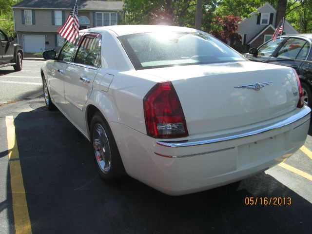 2005 Chrysler 300 SLT 25