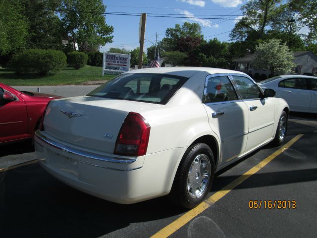 2005 Chrysler 300 SLT 25