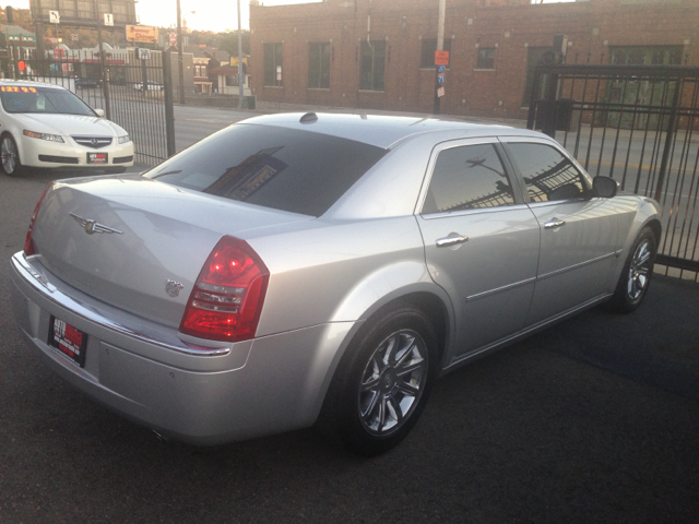 2005 Chrysler 300 SLT 2500 Quad Cab 4 X