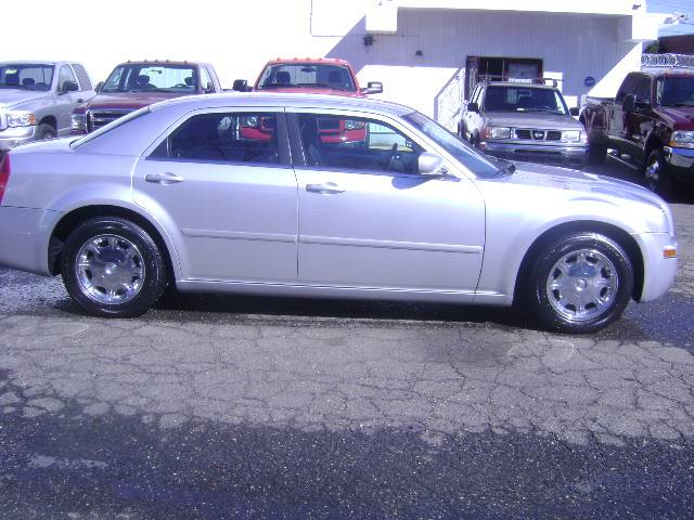 2005 Chrysler 300 SLT 25