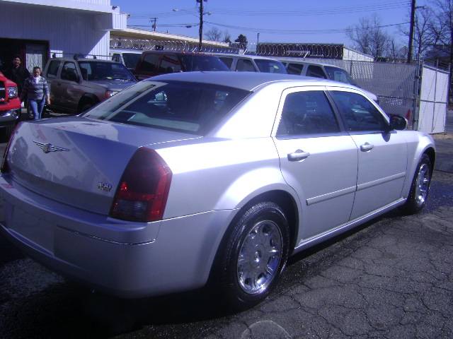 2005 Chrysler 300 SLT 25