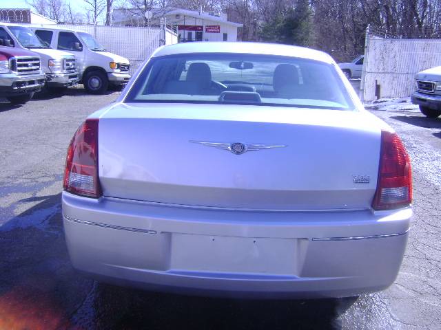 2005 Chrysler 300 SLT 25