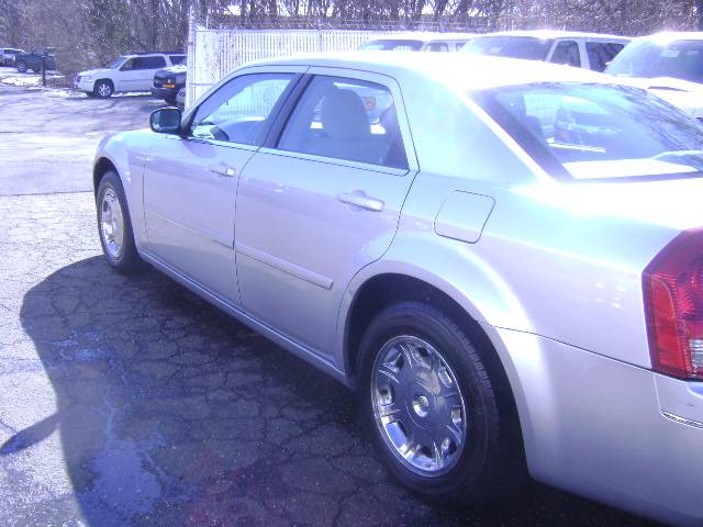 2005 Chrysler 300 SLT 25