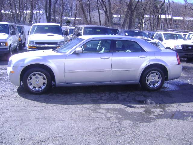 2005 Chrysler 300 SLT 25