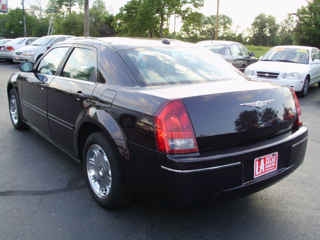 2005 Chrysler 300 SLT 25