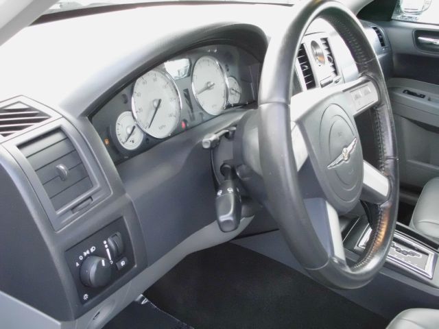 2005 Chrysler 300 SLT 25