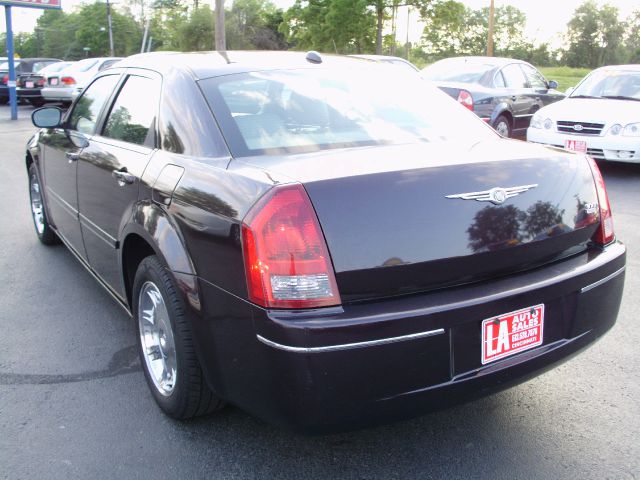 2005 Chrysler 300 SLT 25