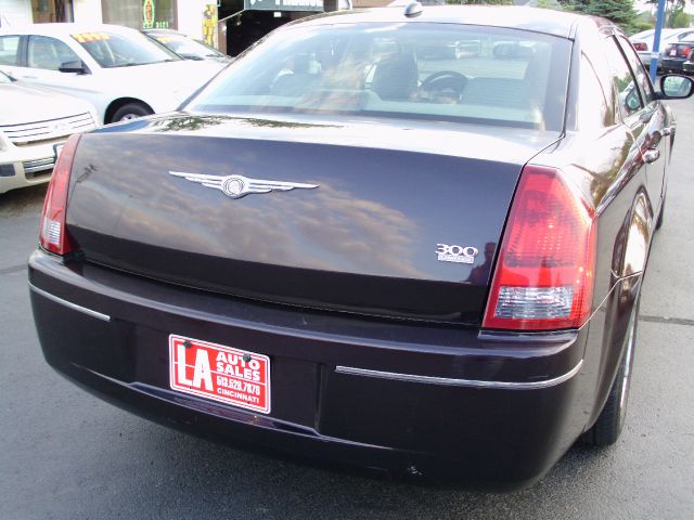 2005 Chrysler 300 SLT 25