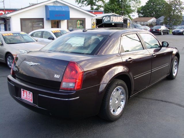 2005 Chrysler 300 SLT 25