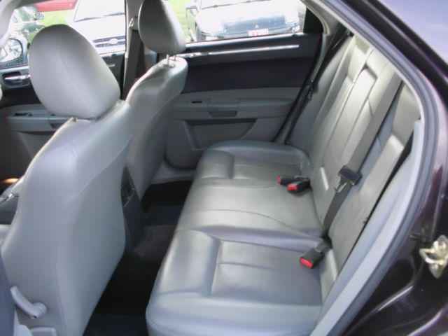 2005 Chrysler 300 SLT 25