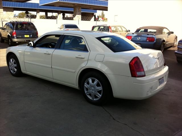 2005 Chrysler 300 Base