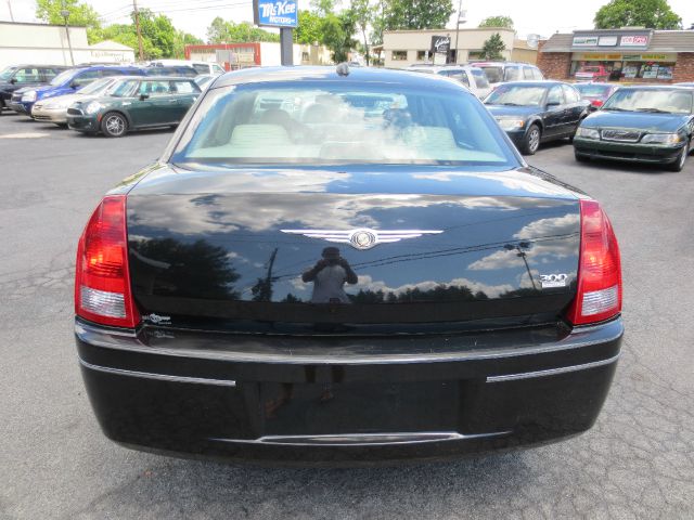 2005 Chrysler 300 SLT 25