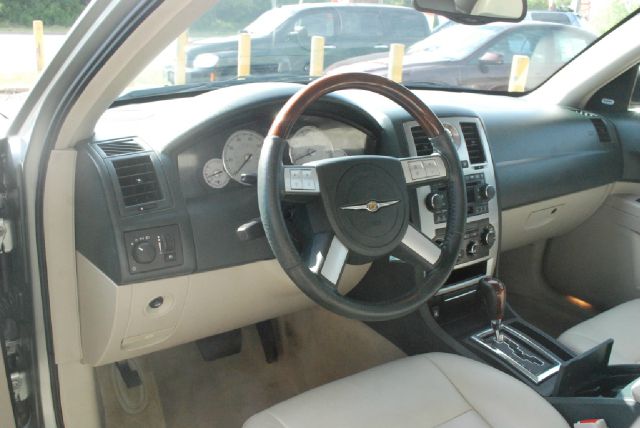 2005 Chrysler 300 SLT 25