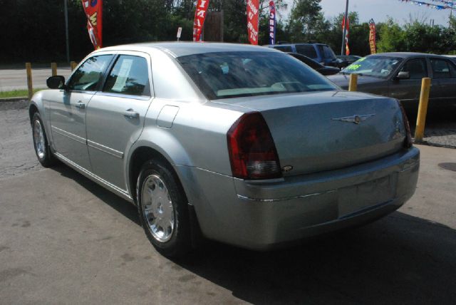 2005 Chrysler 300 SLT 25