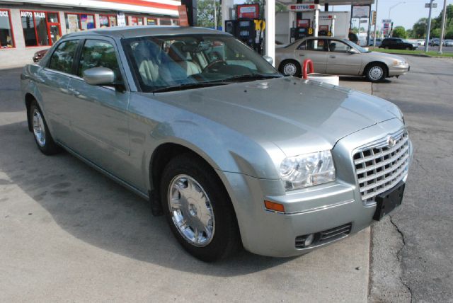 2005 Chrysler 300 SLT 25