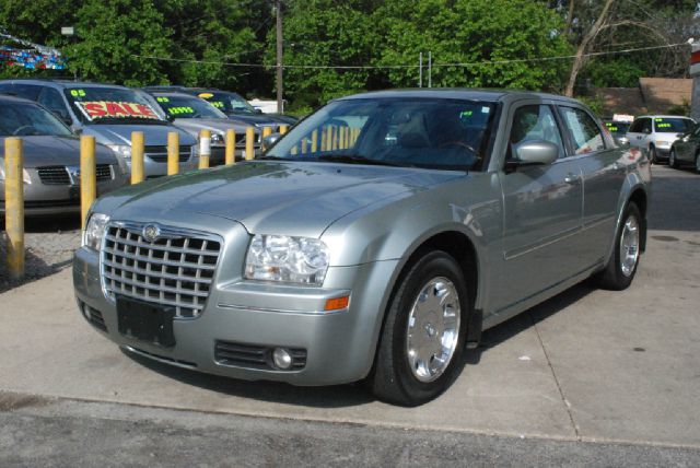 2005 Chrysler 300 SLT 25