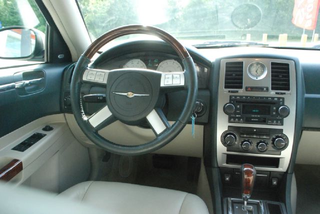 2005 Chrysler 300 SLT 25