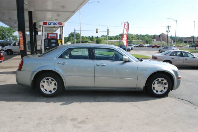 2005 Chrysler 300 SLT 25