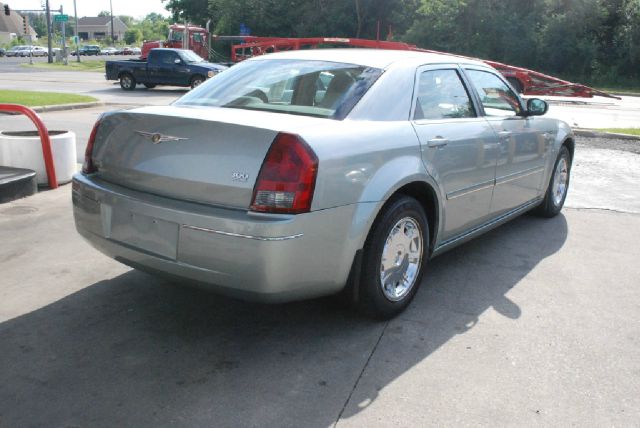 2005 Chrysler 300 SLT 25