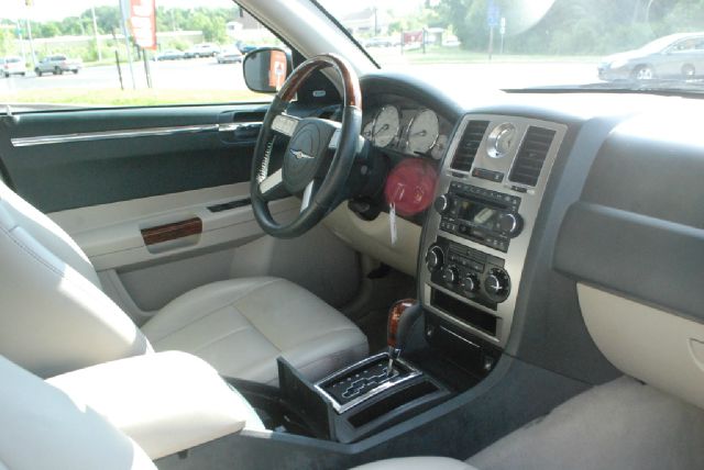 2005 Chrysler 300 SLT 25