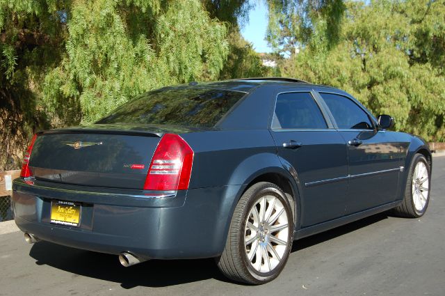 2005 Chrysler 300 SLT 25