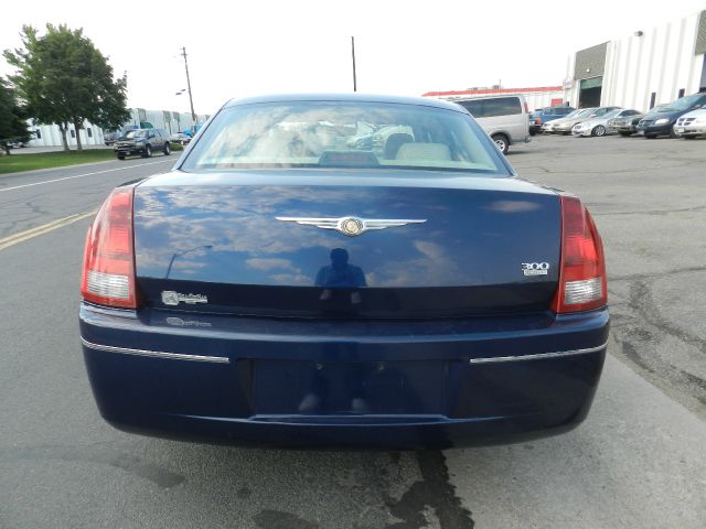 2005 Chrysler 300 SLT 25