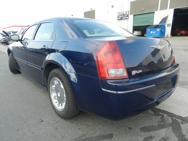 2005 Chrysler 300 SLT 25