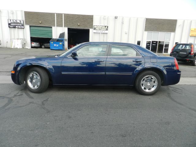 2005 Chrysler 300 SLT 25