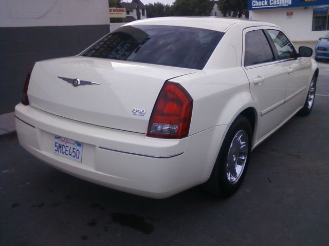 2005 Chrysler 300 SLT 25