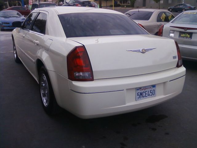 2005 Chrysler 300 SLT 25