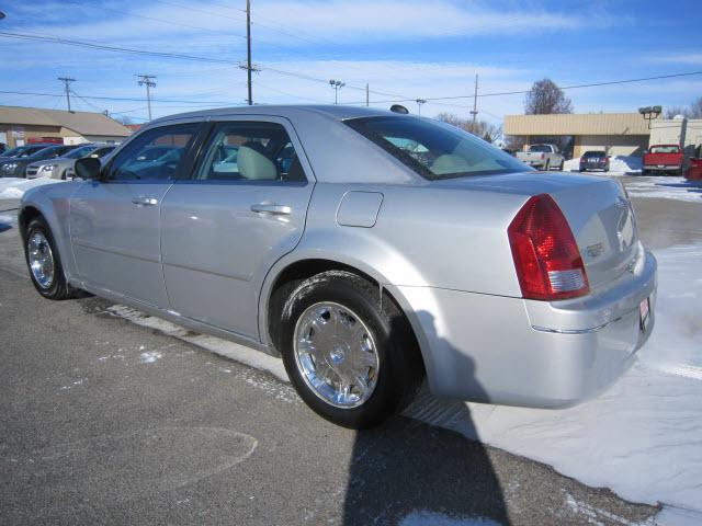 2005 Chrysler 300 Crew Cab 10 Contractor Body L