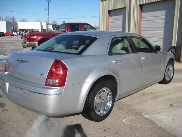 2005 Chrysler 300 Crew Cab 10 Contractor Body L