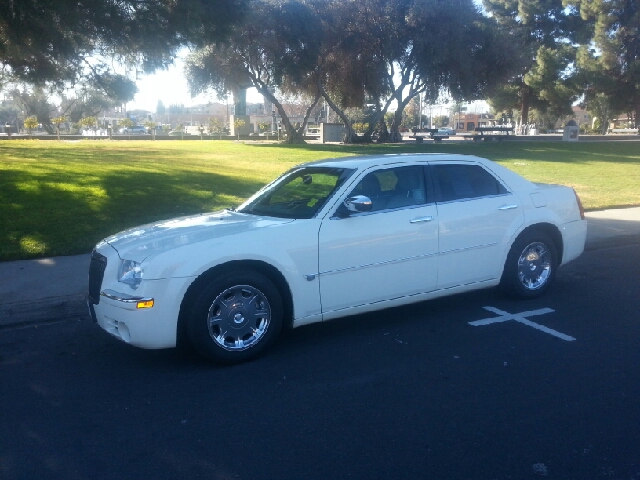 2005 Chrysler 300 143.5 LTZ