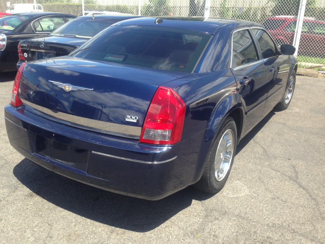 2005 Chrysler 300 SLT 25