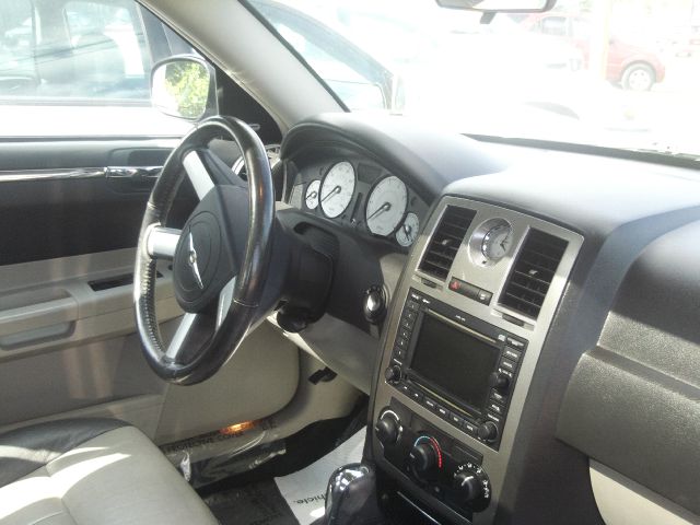 2005 Chrysler 300 SLT 25