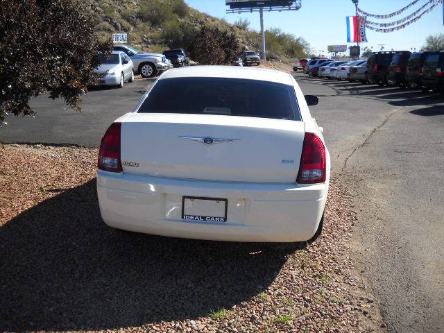 2005 Chrysler 300 Base