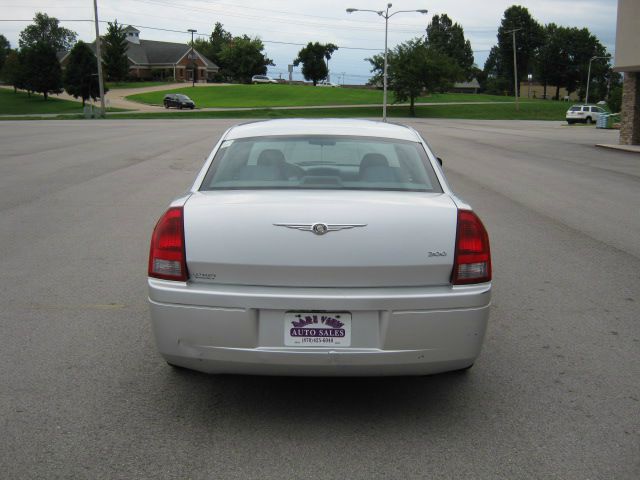 2005 Chrysler 300 2