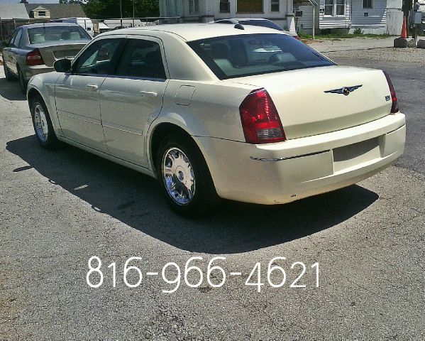 2005 Chrysler 300 SLT 25