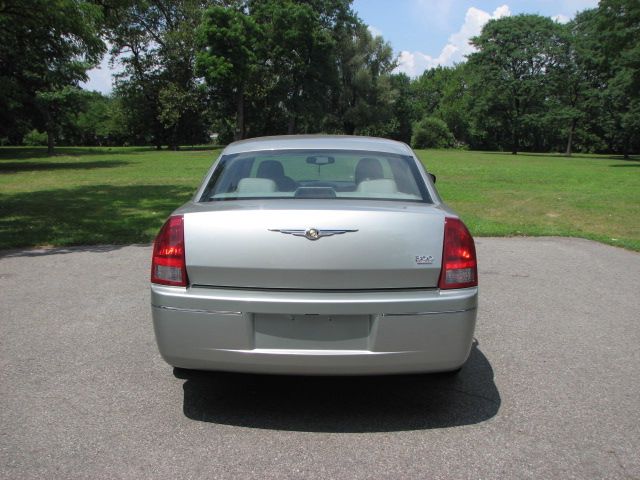 2005 Chrysler 300 SLT 25