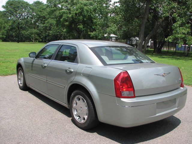 2005 Chrysler 300 SLT 25