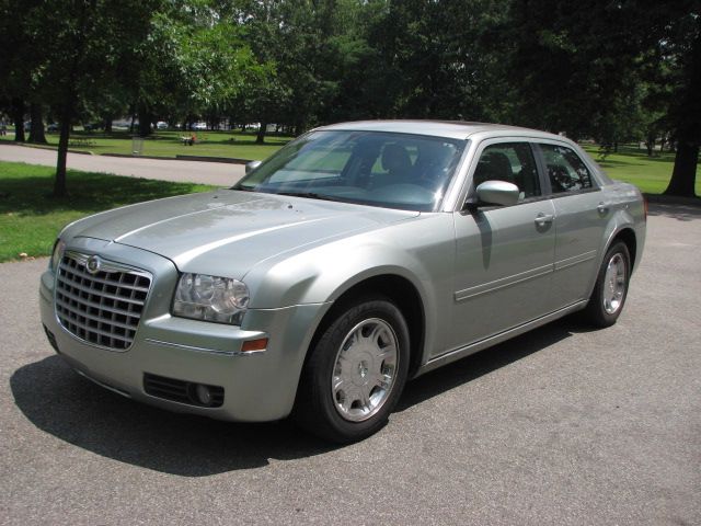 2005 Chrysler 300 SLT 25