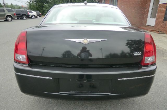 2005 Chrysler 300 SLT 25